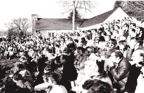 A large crowd gathers at Fox Meadow Tennis Club in Scarsdale, New York, to watch the final of the 1977 Men’s Nationals.